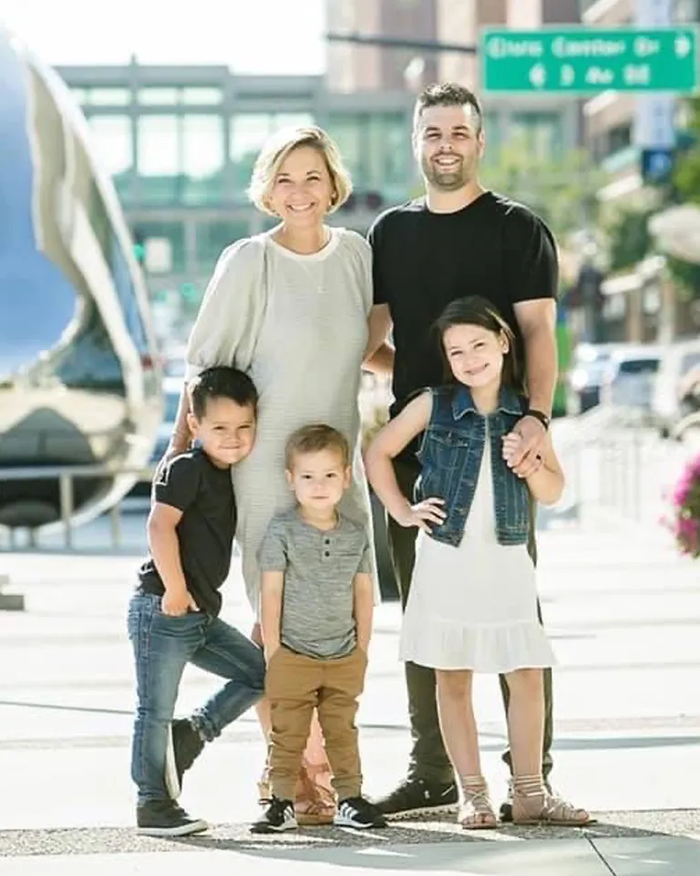 Chiropractor-Rochester-MN-Nicholas-Pratt-With-Family-HP.webp Chiropractor-Rochester-MN-Nicholas-Pratt-With-Family-HP.webp